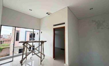 Rumah Modern 2 Lt Seharga 1 Lt Dekat Goro Assalam dan UMS di Skh