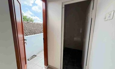 Rumah Modern 2 Lt Seharga 1 Lt Dekat Goro Assalam dan UMS di Skh