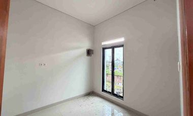 Rumah Modern 2 Lt Seharga 1 Lt Dekat Goro Assalam dan UMS di Skh