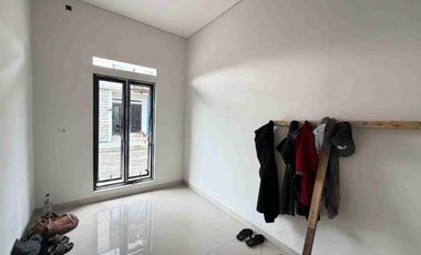 Rumah Modern 2 Lt Seharga 1 Lt Dekat Goro Assalam dan UMS di Skh