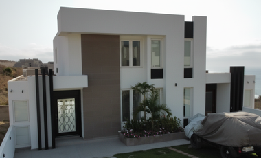 Se vende casa con vista al mar dentro de urbanización exclusiva en Manta