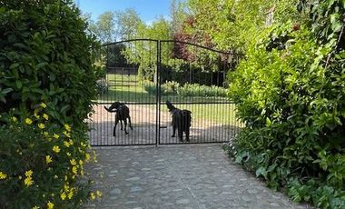 CÓMODA CASA CON PARQUE CRECIDO, SEGURO CONDOMINIO PAINE