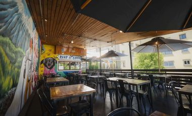 SE VENDE DERECHO A LLAVE LOCAL COMERCIAL BAR RESTAURANT