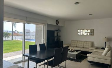 REAL DE JURIQUILLA DEPARTAMENTO EN PLANTA BAJA AMUEBLADO EN PRIVADA CON ALBERCA 2 RECAMARAS 2 BAÑOS 2 ESTACIONAMIENTOS