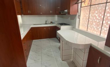 Casa Rentera en la Av Guapondelig Sector Cementerio