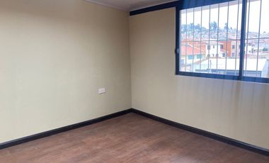 CASA RENTERA SECTOR CORAL CENTRO 4 DEPARTAMENTOS, LOCAL COMERCIAL Y GARAJE PARA 2 VEHÍCULOS – Cuenca, sector Juan Larrea Guerrero y Manuela Cañizares