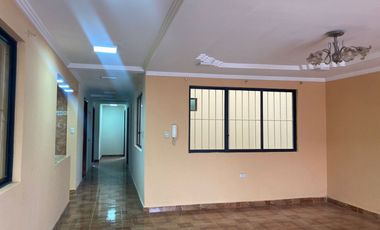 CASA RENTERA SECTOR CORAL CENTRO 4 DEPARTAMENTOS, LOCAL COMERCIAL Y GARAJE PARA 2 VEHÍCULOS – Cuenca, sector Juan Larrea Guerrero y Manuela Cañizares