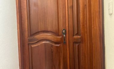 CASA RENTERA SECTOR CORAL CENTRO 4 DEPARTAMENTOS, LOCAL COMERCIAL Y GARAJE PARA 2 VEHÍCULOS – Cuenca, sector Juan Larrea Guerrero y Manuela Cañizares