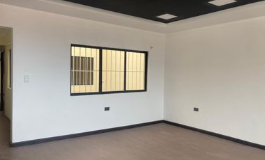 CASA RENTERA SECTOR CORAL CENTRO 4 DEPARTAMENTOS, LOCAL COMERCIAL Y GARAJE PARA 2 VEHÍCULOS – Cuenca, sector Juan Larrea Guerrero y Manuela Cañizares