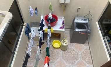 CASA RENTERA SECTOR CORAL CENTRO 4 DEPARTAMENTOS, LOCAL COMERCIAL Y GARAJE PARA 2 VEHÍCULOS – Cuenca, sector Juan Larrea Guerrero y Manuela Cañizares