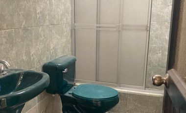 CASA RENTERA SECTOR CORAL CENTRO 4 DEPARTAMENTOS, LOCAL COMERCIAL Y GARAJE PARA 2 VEHÍCULOS – Cuenca, sector Juan Larrea Guerrero y Manuela Cañizares