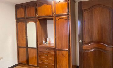 CASA RENTERA SECTOR CORAL CENTRO 4 DEPARTAMENTOS, LOCAL COMERCIAL Y GARAJE PARA 2 VEHÍCULOS – Cuenca, sector Juan Larrea Guerrero y Manuela Cañizares