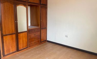 CASA RENTERA SECTOR CORAL CENTRO 4 DEPARTAMENTOS, LOCAL COMERCIAL Y GARAJE PARA 2 VEHÍCULOS – Cuenca, sector Juan Larrea Guerrero y Manuela Cañizares