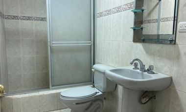 CASA RENTERA SECTOR CORAL CENTRO 4 DEPARTAMENTOS, LOCAL COMERCIAL Y GARAJE PARA 2 VEHÍCULOS – Cuenca, sector Juan Larrea Guerrero y Manuela Cañizares