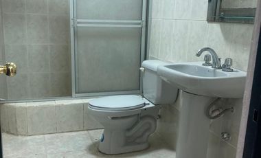 CASA RENTERA SECTOR CORAL CENTRO 4 DEPARTAMENTOS, LOCAL COMERCIAL Y GARAJE PARA 2 VEHÍCULOS – Cuenca, sector Juan Larrea Guerrero y Manuela Cañizares