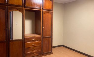 CASA RENTERA SECTOR CORAL CENTRO 4 DEPARTAMENTOS, LOCAL COMERCIAL Y GARAJE PARA 2 VEHÍCULOS – Cuenca, sector Juan Larrea Guerrero y Manuela Cañizares