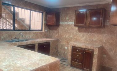 CASA RENTERA SECTOR CORAL CENTRO 4 DEPARTAMENTOS, LOCAL COMERCIAL Y GARAJE PARA 2 VEHÍCULOS – Cuenca, sector Juan Larrea Guerrero y Manuela Cañizares