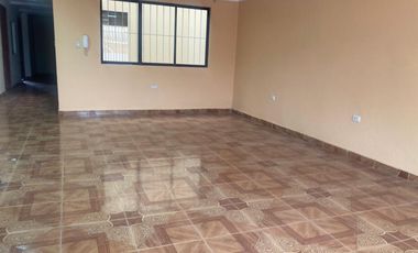 CASA RENTERA SECTOR CORAL CENTRO 4 DEPARTAMENTOS, LOCAL COMERCIAL Y GARAJE PARA 2 VEHÍCULOS – Cuenca, sector Juan Larrea Guerrero y Manuela Cañizares