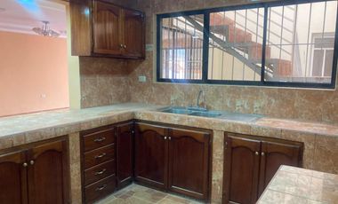 CASA RENTERA SECTOR CORAL CENTRO 4 DEPARTAMENTOS, LOCAL COMERCIAL Y GARAJE PARA 2 VEHÍCULOS – Cuenca, sector Juan Larrea Guerrero y Manuela Cañizares