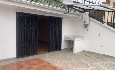 CASA RENTERA SECTOR CORAL CENTRO 4 DEPARTAMENTOS, LOCAL COMERCIAL Y GARAJE PARA 2 VEHÍCULOS – Cuenca, sector Juan Larrea Guerrero y Manuela Cañizares