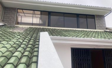 CASA RENTERA SECTOR CORAL CENTRO 4 DEPARTAMENTOS, LOCAL COMERCIAL Y GARAJE PARA 2 VEHÍCULOS – Cuenca, sector Juan Larrea Guerrero y Manuela Cañizares