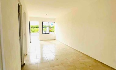 Se vende casa de dos habitaciones muy cerca de periférico y Aeropuerto Internacional de Mérida.