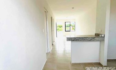 Se vende casa de dos habitaciones muy cerca de periférico y Aeropuerto Internacional de Mérida.