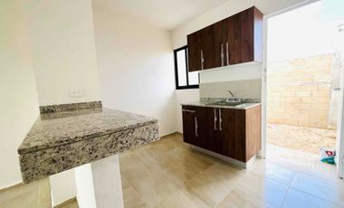 Se vende casa de dos habitaciones muy cerca de periférico y Aeropuerto Internacional de Mérida.