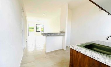 Se vende casa de dos habitaciones muy cerca de periférico y Aeropuerto Internacional de Mérida.