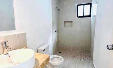 Se vende casa de dos habitaciones muy cerca de periférico y Aeropuerto Internacional de Mérida.