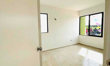 Se vende casa de dos habitaciones muy cerca de periférico y Aeropuerto Internacional de Mérida.