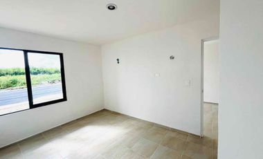 Se vende casa de dos habitaciones muy cerca de periférico y Aeropuerto Internacional de Mérida.