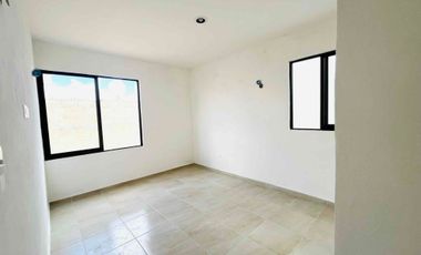 Se vende casa de dos habitaciones muy cerca de periférico y Aeropuerto Internacional de Mérida.