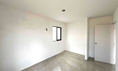 Se vende casa de dos habitaciones muy cerca de periférico y Aeropuerto Internacional de Mérida.