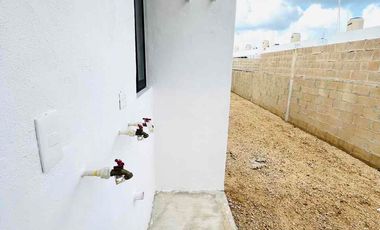 Se vende casa de dos habitaciones muy cerca de periférico y Aeropuerto Internacional de Mérida.