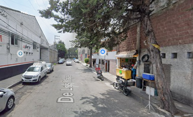 EXCELENTE CASA CON OPCION A LOCAL COMERCIAL UBICADO EN PASEO DE LOS MAYAS NO. 8 MZ. 1 LT. 1 COL. SANTA CRUZ ACATLÁN CP 53150