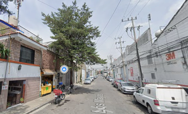 EXCELENTE CASA CON OPCION A LOCAL COMERCIAL UBICADO EN PASEO DE LOS MAYAS NO. 8 MZ. 1 LT. 1 COL. SANTA CRUZ ACATLÁN CP 53150