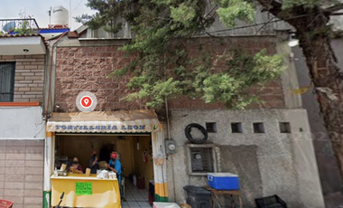 EXCELENTE CASA CON OPCION A LOCAL COMERCIAL UBICADO EN PASEO DE LOS MAYAS NO. 8 MZ. 1 LT. 1 COL. SANTA CRUZ ACATLÁN CP 53150