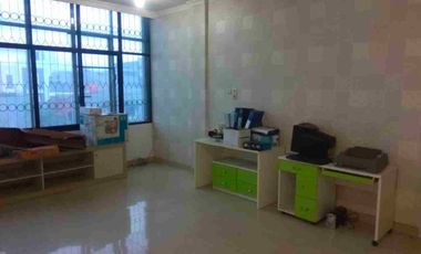 Di sewakan  ruko gandeng 3
Ukuran 4.5 x 15  komplek puri deltamas penjaringan