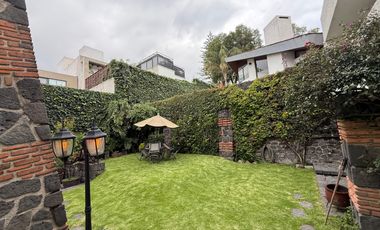 Venta Casa con Departamento rodeada de jardín