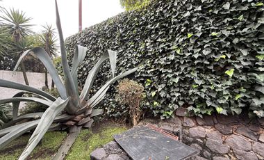 Venta Casa con Departamento rodeada de jardín