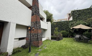 Venta Casa con Departamento rodeada de jardín