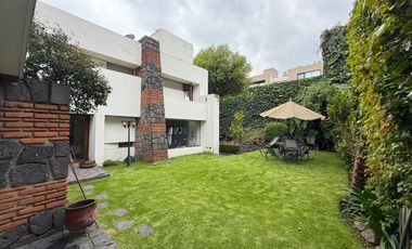 Venta Casa con Departamento rodeada de jardín