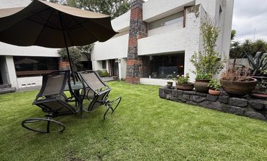 Venta Casa con Departamento rodeada de jardín