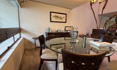 Venta Casa con Departamento rodeada de jardín