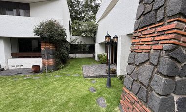 Venta Casa con Departamento rodeada de jardín