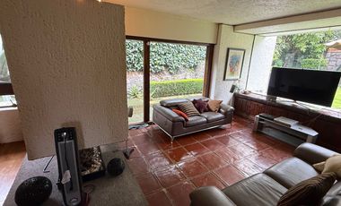 Venta Casa con Departamento rodeada de jardín