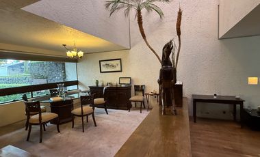 Venta Casa con Departamento rodeada de jardín