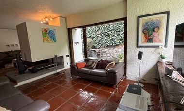 Venta Casa con Departamento rodeada de jardín