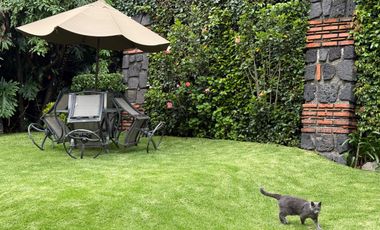 Venta Casa con Departamento rodeada de jardín